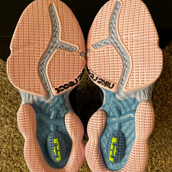 Nike LeBron 19 Low ‘Ghost Green’ - Picture 9 of 10